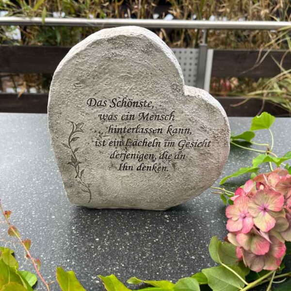 Grabschmuck Herz stehend - mit Spruch und Blumenranke